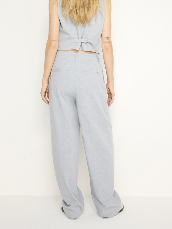 Good American Suiting Good 90s Pleated Trouser in Heather Gray