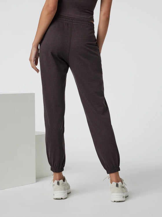 Vuori Boyfriend Jogger in sangria heather