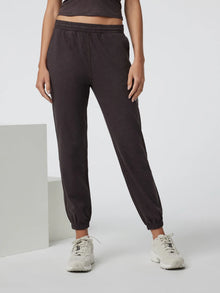  Vuori Boyfriend Jogger in sangria heather